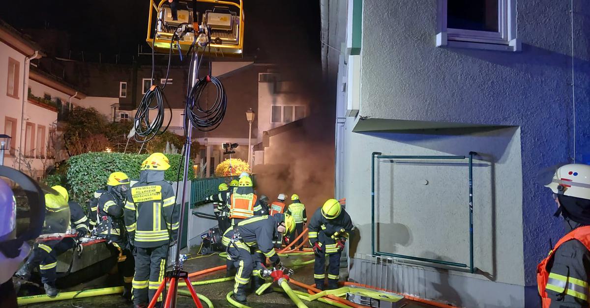 Autos Brennen In Tiefgarage In Geisenheim Feuerwehr Im Einsatz